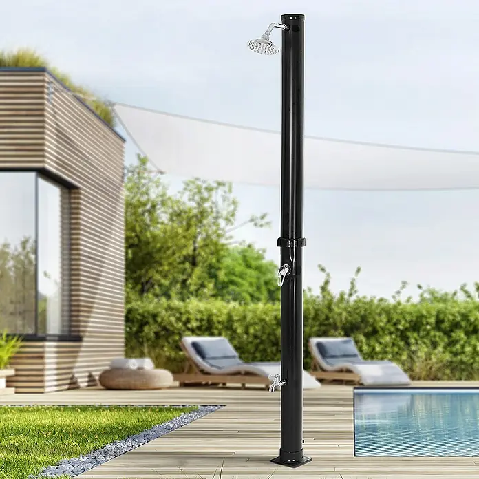 ML-Design Solardusche 20L Rund mit Fußdusche und Regenduschkopf warmes Wasser - Höhe: 210 cm, Kunststoff, Schwarz - Schwarze Gartendusche mit Brausekopf und Wasserhahn neben einem Pool im Freien.