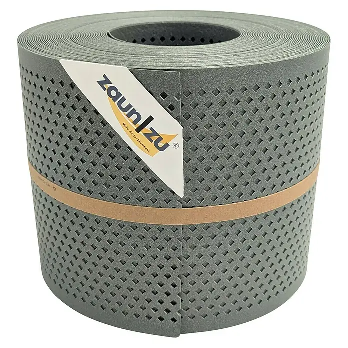 zaun|zu Sichtschutzstreifen Polyal Eco Gelocht Diamant - 26 m x 19 cm x 0,1 cm, Salbei - Nahaufnahme einer Rolle Zaunfolie in Grau mit kleinen quadratischen Löchern und einem Papieretikett mit dem Aufdruck "zaun/zu".