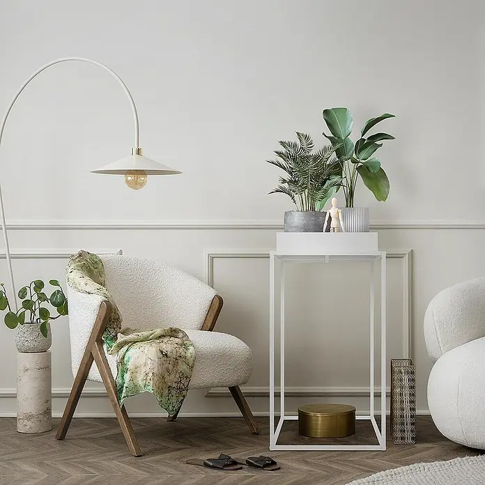 ML-Design Pflanztopf Blumentopfständer Weiß mit hohem Rand Pflanzenregal Pflanztopf - Metall, Weiß - Einrichtungsszene mit stilvollem Sessel, Stehlampe und Beistelltisch mit Pflanzen. Das Ambiente wirkt einladend und modern.