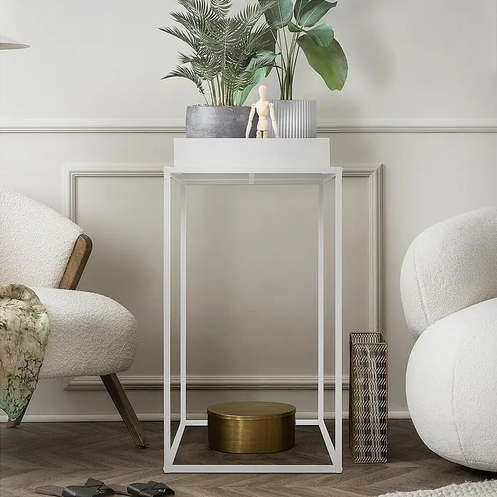 ML-Design Pflanztopf Blumentopfständer Weiß mit hohem Rand Pflanzenregal Pflanztopf - Metall, Weiß - Ein elegantes Sideboard in Weiß mit Pflanzen, einer Skulptur und einer goldenen Dose, das stilvolles Wohnambiente schafft.