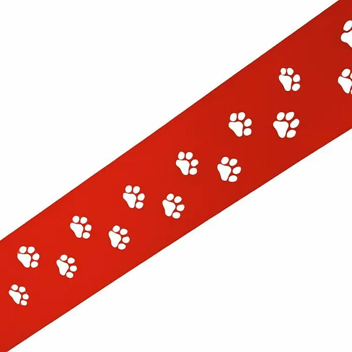 zaun|zu Sichtschutzstreifen Premium Tapsi - 2,55 m x 19 cm x 0,1 cm, Rot - Rotes Band mit weißen Pfotenabdrücken. Das Band ist diagonal über das Bild gelegt und eignet sich für verschiedene Bastelprojekte.