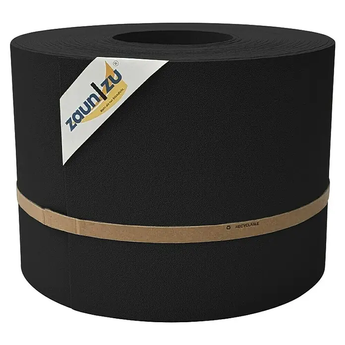 zaun|zu Sichtschutzstreifen Premium 35 m Rolle - 35 m x 19 cm x 0,1 cm, Tiefschwarz - Nahaufnahme einer Rolle Zaunfolie in Schwarz mit Logo und Papierband, die die Recycelbarkeit des Produkts hervorhebt.