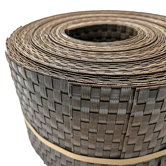 zaun|zu Sichtschutzstreifen Rattan 10 x Einzelstreifen - 25,5 m x 19 cm x 0,2 cm, Braun - Nahaufnahme einer Rolle brauner, gewebter Rasenkante, die sich auf einem schwarzen Hintergrund spiralförmig nach oben windet.