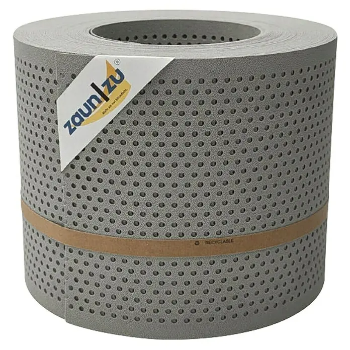 zaun|zu Sichtschutzstreifen Premium Gelocht 20% - 26 m x 19 cm x 0,1 cm, Steingrau - Eine Rolle Zaunfolie in Grau mit kleinen Löchern und einem Etikett. Die Folie ist mit einem braunen Band umwickelt.