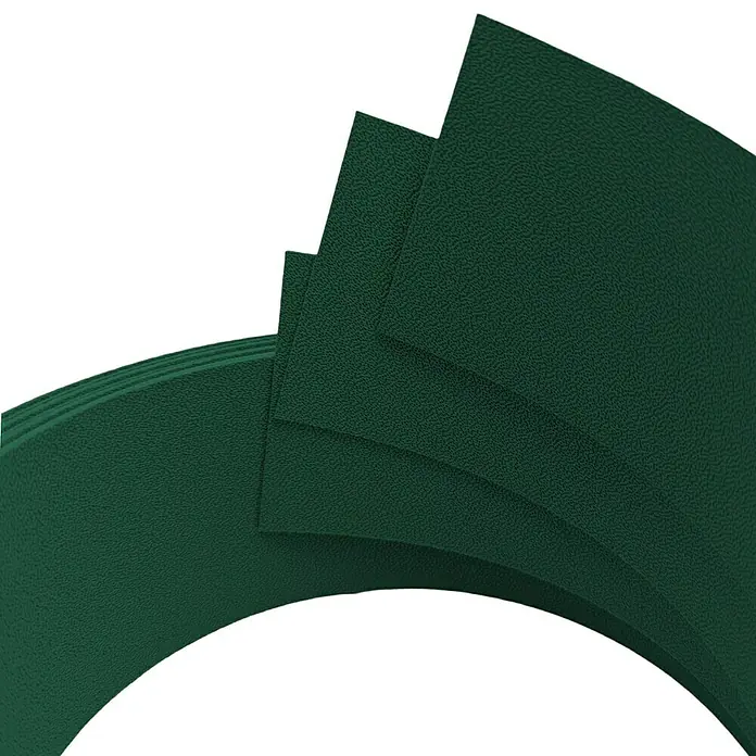 zaun|zu Sichtschutzstreifen Premium 1/3 - 2,55 m x 6,3 cm x 0,1 cm, Grün - Nahaufnahme eines Stapels grüner Gummimatten.