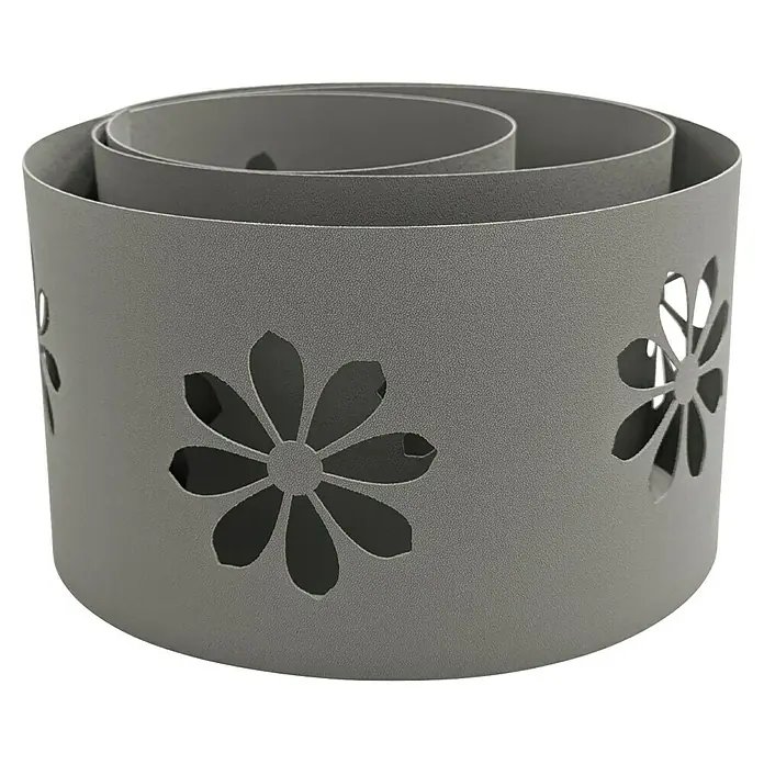 zaun|zu Sichtschutzstreifen Premium - 19 x 0,1 cm, Steingrau, Sonnenblumen- Design - Eine spiralförmige, graue Metall-Tischleuchte mit ausgeschnittenen Blumenmustern sorgt für stimmungsvolle Beleuchtung im Raum.