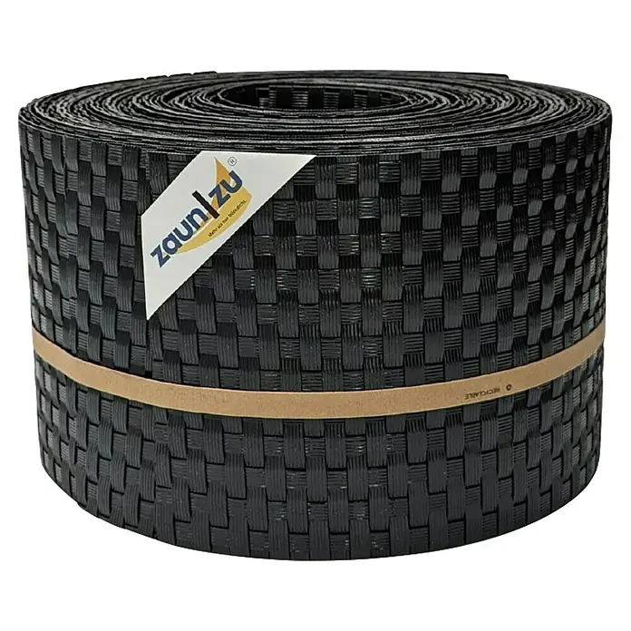 zaun|zu Sichtschutzstreifen Rattan 10 x Einzelstreifen - 25,5 m x 19 cm x 0,2 cm, Schwarz - Eine Rolle Zaunfolie von Zaunzu mit einem geflochtenen Muster und einem Recycling-Band in der Mitte.