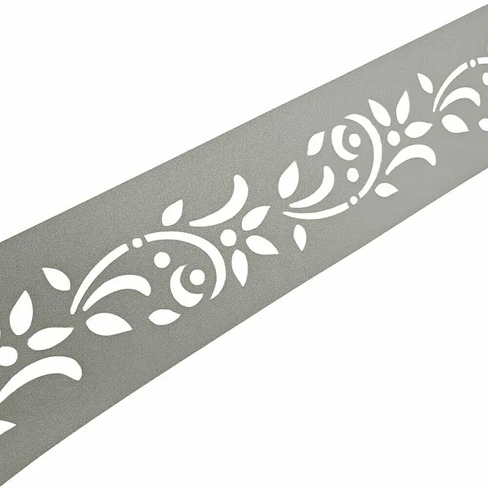 zaun|zu Sichtschutzstreifen Premium Floral Dekor 1 - 2,55 m x 19 cm x 0,1 cm, Steingrau - Nahaufnahme eines eleganten, grauen Zierstreifens mit filigranem, weißem Blumenmuster, ideal für kreative Bastelprojekte und stilvolle Dekorationen.