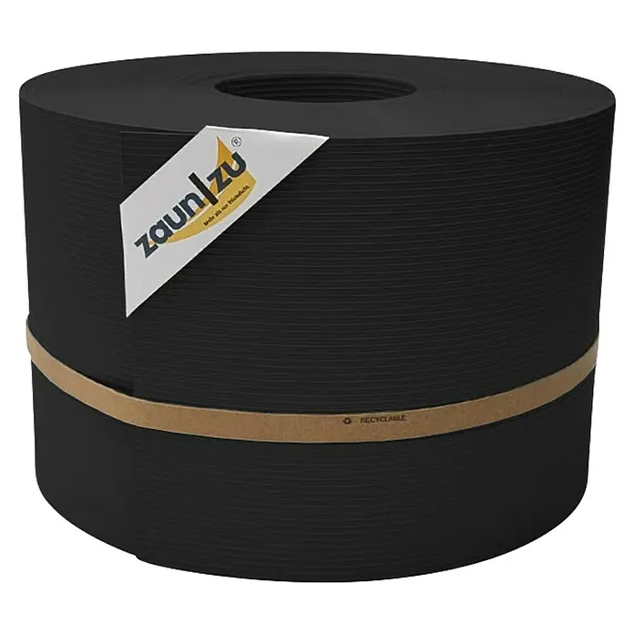 zaun|zu Sichtschutzstreifen Rille PP DSM - 50 m x 19 cm x 0,1 cm, Schwarz - Die Zaunblende "Zaun|Zu" auf einer Rolle mit einem Papieretikett und einem braunen Band, das die Rolle zusammenhält.