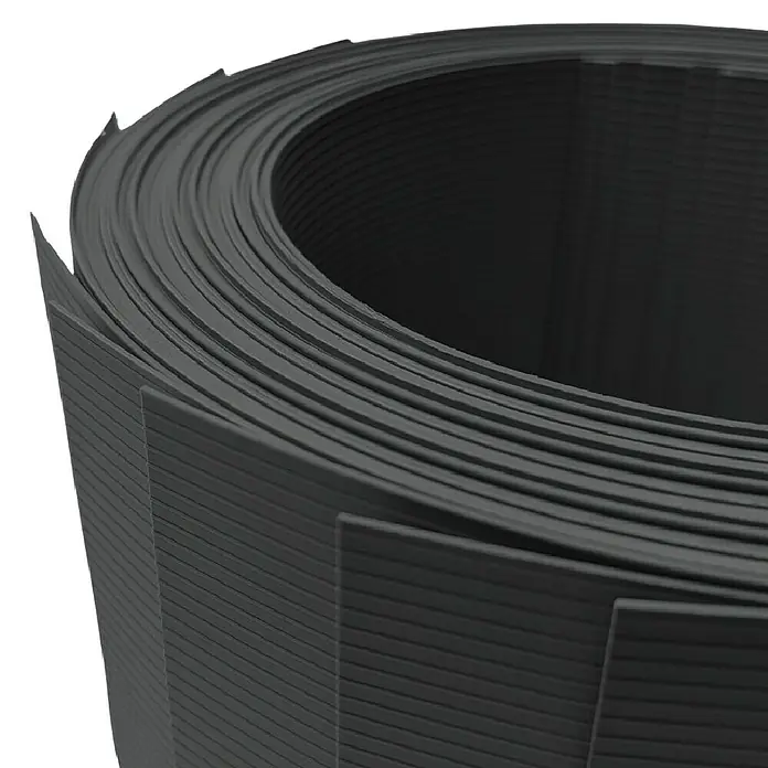 zaun|zu Sichtschutzstreifen Rille 10 x Einzelstreifen - 25,5 m x 19 cm x 0,1 cm, Anthrazit - Eine Nahaufnahme einer Rolle aus schwarzem, flexiblem Kunststoffmaterial mit horizontalen Rillen. Ideal für Bau und Heimwerken.