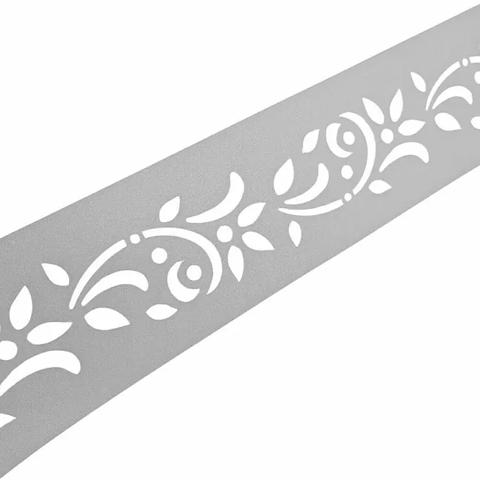 zaun|zu Sichtschutzstreifen Premium Floral Dekor 1 - 2,55 m x 19 cm x 0,1 cm, Lichtgrau - Detailaufnahme einer silberfarbenen Schablone mit floralem Muster, ideal zum Basteln und Dekorieren.