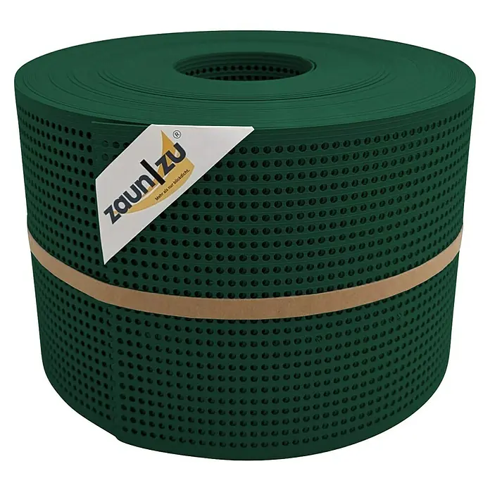 zaun|zu Sichtschutzstreifen Rille Gelocht 30% PP - 50 m x 19 cm x 0,1 cm, Grün - Nahaufnahme einer Rolle grüner Zaunfolie mit dem "zaun|zu"-Logo, umwickelt mit einem braunen Band. Die Folie ist perforiert.