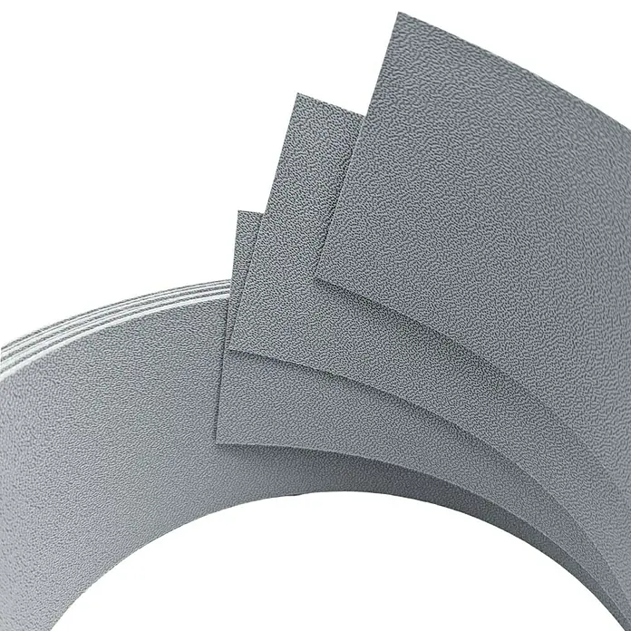 zaun|zu Sichtschutzstreifen Premium 1/3 - 2,55 m x 6,3 cm x 0,1 cm, Fenstergrau - Graue, gewölbte Kunststoffplatten mit Textur liegen gestapelt übereinander. Ideal für Oberflächenschutz und vielseitige Anwendungen.