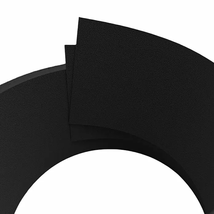 zaun|zu Sichtschutzstreifen Premium 1/2 Set Einzel - 2,55 m x 9,5 cm x 0,1 cm, Tiefschwarz - Nahaufnahme von drei schwarzen, gebogenen Dichtungen, die übereinander liegen und eine Textur auf der Oberfläche aufweisen.