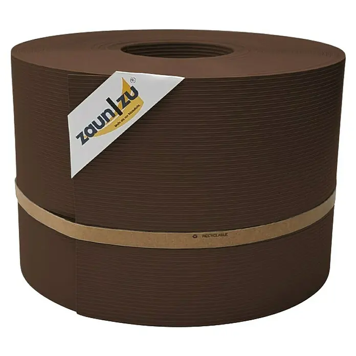 zaun|zu Sichtschutzstreifen Rille PP DSM - 50 m x 19 cm x 0,1 cm, Braun - Großaufnahme einer Rolle brauner Zaunblende von Zaunblende Zaun|Zu mit der Aufschrift "Recyclebar" auf der Rolle.
