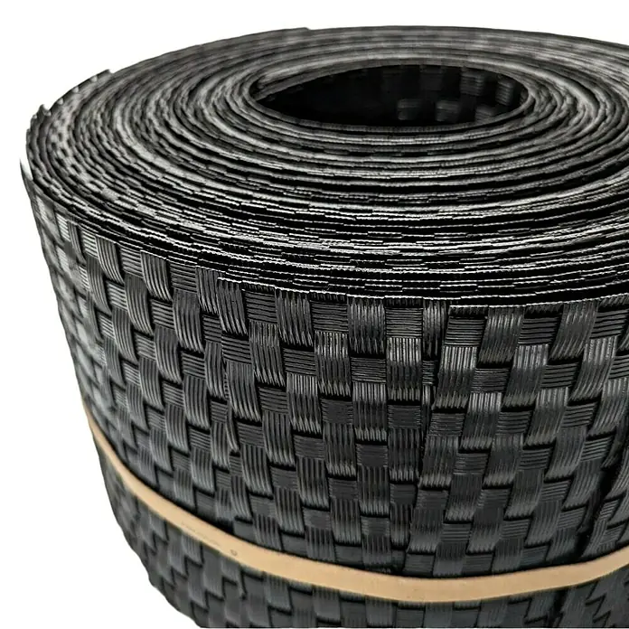 zaun|zu Sichtschutzstreifen Rattan 10 x Einzelstreifen - 25,5 m x 19 cm x 0,2 cm, Schwarz - Abbildung einer Rolle schwarzer, gewebter Randbegrenzung, ideal für Gartenprojekte und Landschaftsbau, die eine saubere, ästhetische Trennung bietet.
