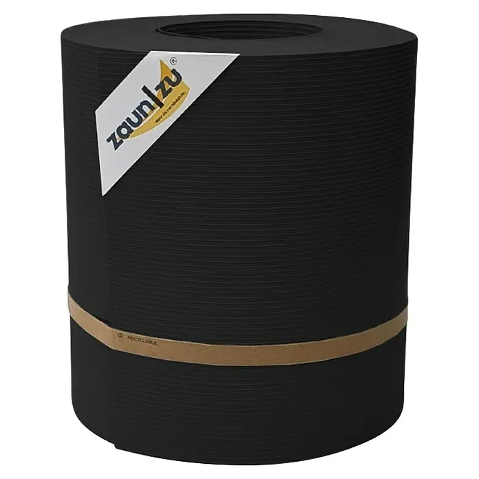 zaun|zu Sichtschutzstreifen Rille Maxi - 26 m x 24 cm x 0,12 cm, Tiefschwarz - Eine Rolle schwarzer Zaunfolie von Zaun/zu, umwickelt mit einem braunen Papierband, das als "Recyclable" gekennzeichnet ist.