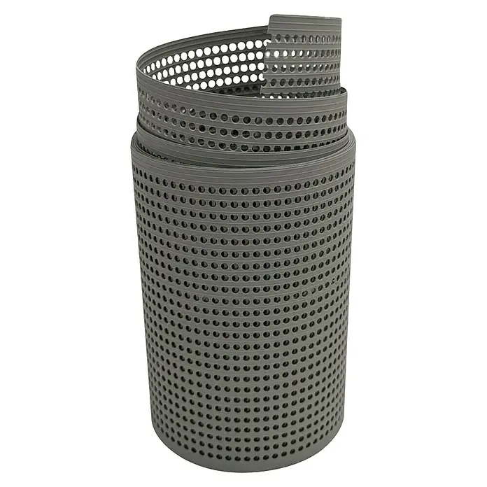 zaun|zu Sichtschutzstreifen Rille Gelocht 30% PP - 2,55 m x 19 cm x 0,1 cm, Steingrau - Graue, perforierte Kunststofffolie, aufgerollt in zylindrischer Form, ideal für diverse Anwendungen, die Belüftung erfordern.