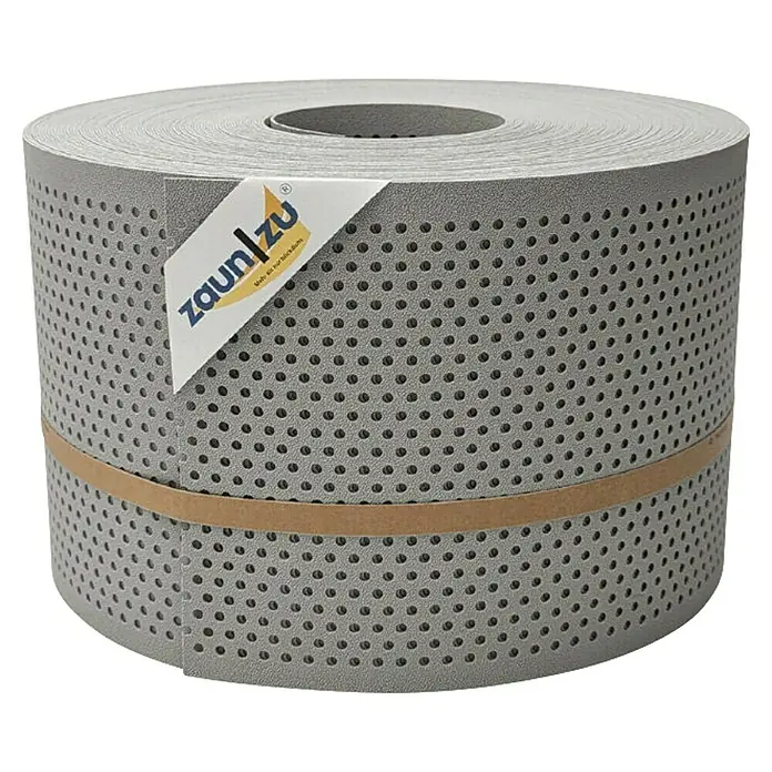 zaun|zu Sichtschutzstreifen Premium Gelocht 20% - 50 m x 19 cm x 0,1 cm, Steingrau - Eine Rolle Sichtschutzstreifen von ZaunZu in Grau, mit kleinen Löchern versehen und mit einem Band zusammengehalten.