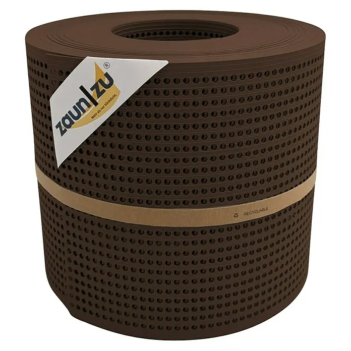 zaun|zu Sichtschutzstreifen Rille Gelocht 30% PP - 26 m x 19 cm x 0,1 cm, Braun - Braune Zaunstreifenrolle mit kleinen Löchern und einem Etikett. Sie ist mit einem recycelbaren Papierband umwickelt.