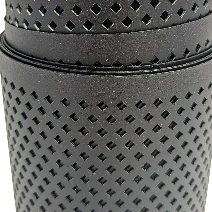 zaun|zu Sichtschutzstreifen Polyal Eco Gelocht Diamant - 2,55 m x 19 cm x 0,1 cm, Schwarz - Nahaufnahme einer Rolle aus schwarzem, perforiertem Material mit quadratischen Löchern. Das Material ist aufgerollt und zeigt die Textur.
