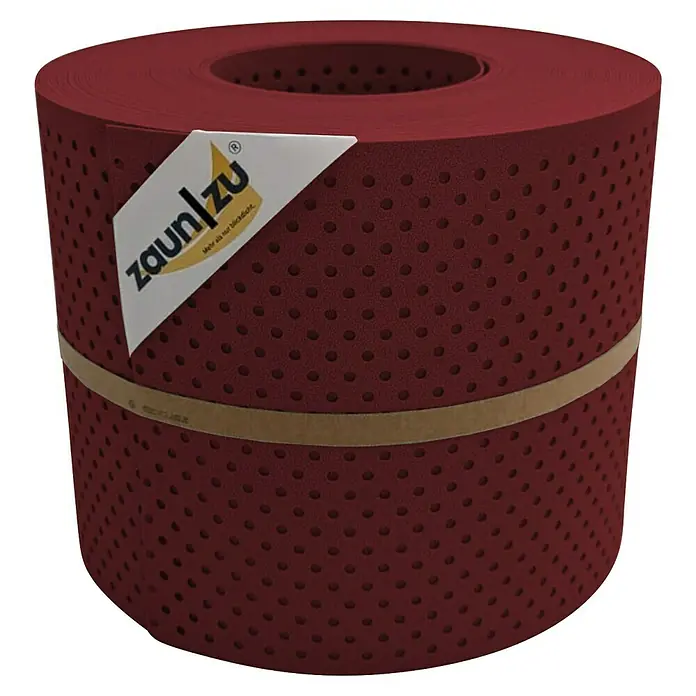 zaun|zu Sichtschutzstreifen Premium Gelocht 15% - 26 m x 19 cm x 0,1 cm, Bordeauxrot - Ein großes Bild der Zaunblende in Rollenform mit dem Herstelleretikett. Die Zaunfolie in Dunkelrot sorgt für optimalen Sichtschutz.
