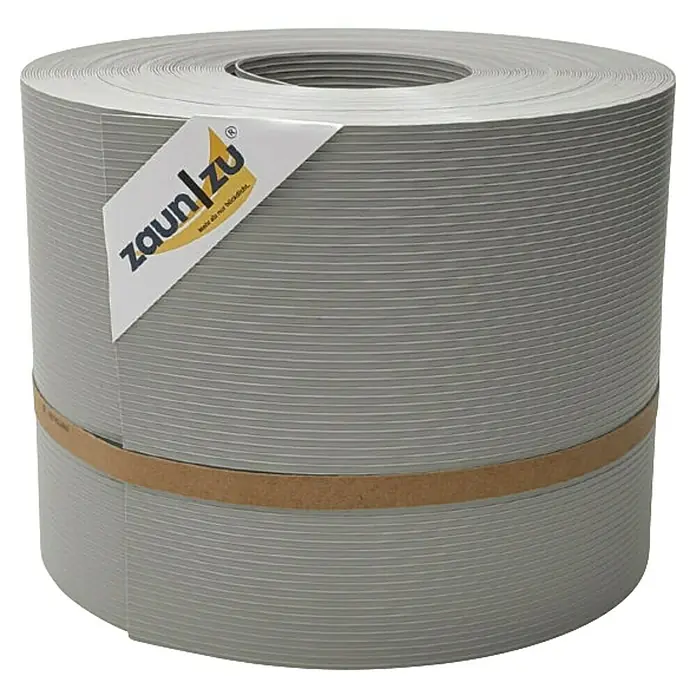 zaun|zu Sichtschutzstreifen Rille - 35 m x 19 cm x 0,1 cm, Steingrau - Nahaufnahme einer großen Rolle Zaunfolie in Grau mit dem Zaun|zu Logo. Ideal für Sichtschutz und Gartengestaltung.
