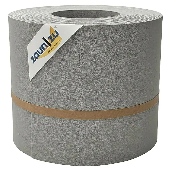 zaun|zu Sichtschutzstreifen Premium DSM - 26 m x 19 cm x 0,1 cm, Steingrau - Eine Rolle grauer Zaunfolie von Zaunzu, ideal als Sichtschutz. Die Rolle ist mit einem Band fixiert und mit einem Logo-Aufkleber versehen.