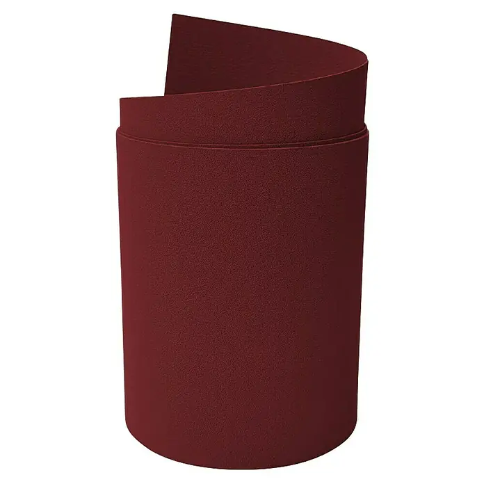 zaun|zu Sichtschutzstreifen Premium Maxi - L x B x H: 2,05 m x 24 cm x 0,1 cm, Bordeauxrot - Nahaufnahme einer Rolle aus weinrotem Schleifpapier, die sich aufrollt und eine einzigartige Textur und Farbe zeigt.