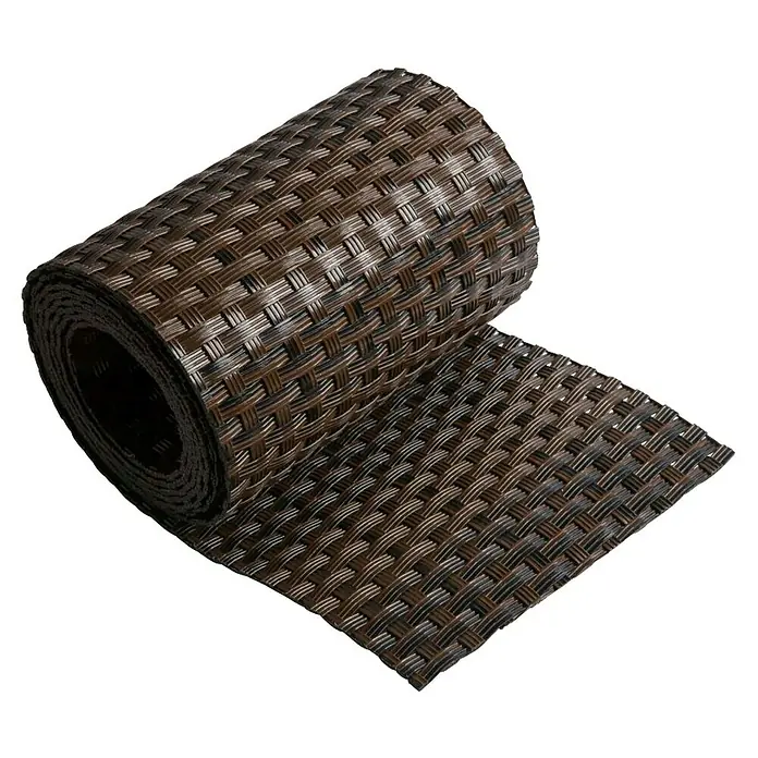 zaun|zu Sichtschutzstreifen Rattan Einzel - 2,55 m x 19 cm x 0,2 cm, Schwarzbraun - Nahaufnahme einer aufgerollten, geflochtenen Tischsets in Braun- und Schwarztönen, die eine rustikale und elegante Note für den Tisch bietet.