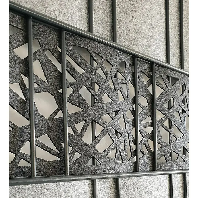 zaun|zu Sichtschutzstreifen Design Graphic - 2,6 m x 19 cm x 0,1 cm, Anthrazit - Abstrakte Akustikplatte aus Filz mit Laserschnittmuster, eingefasst in einen schlichten Metallrahmen. Ideal zur Schallabsorption und Raumgestaltung.