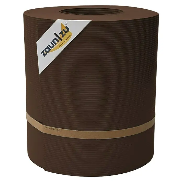 zaun|zu Sichtschutzstreifen Rille Maxi - 26 m x 24 cm x 0,12 cm, Braun - Nahaufnahme eines Zaunstreifens von Zaun/zu. Die Rolle ist mit einem "Recycelbar"-Band versehen und zeigt das Markenlogo.