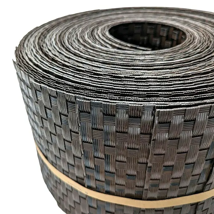 zaun|zu Sichtschutzstreifen Rattan 10 x Einzelstreifen - 25,5 m x 19 cm x 0,2 cm, Schwarzbraun - Nahaufnahme einer Rolle aus geflochtenem Kohlenstofffasermaterial, das für Verbundwerkstoffanwendungen verwendet wird. Das Material ist aufgerollt und verschnürt.