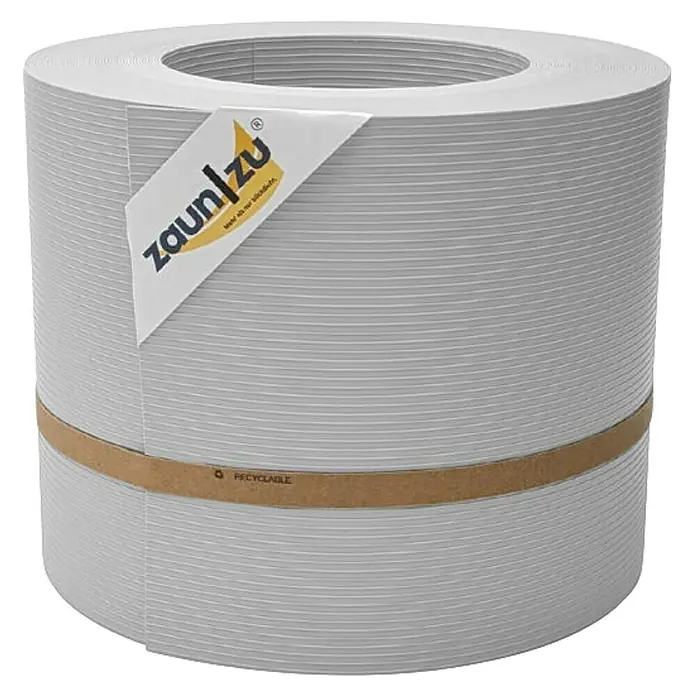 zaun|zu Sichtschutzstreifen Rille PP DSM - 26 m x 19 cm x 0,1 cm, Lichtgrau - Nahaufnahme einer Rolle blickdichter Zaunstreifen von Zaun/zu, die mit einer Banderole versehen ist.