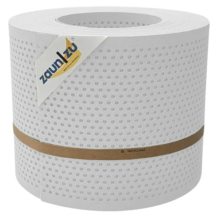 zaun|zu Sichtschutzstreifen Premium Gelocht 20% - 26 m x 19 cm x 0,1 cm, Weiß transluzent - Nahaufnahme einer Zaunfolie in Rollenform mit Löchern und braunem Papierband, die für Zäune geeignet ist und als Sichtschutz dient.