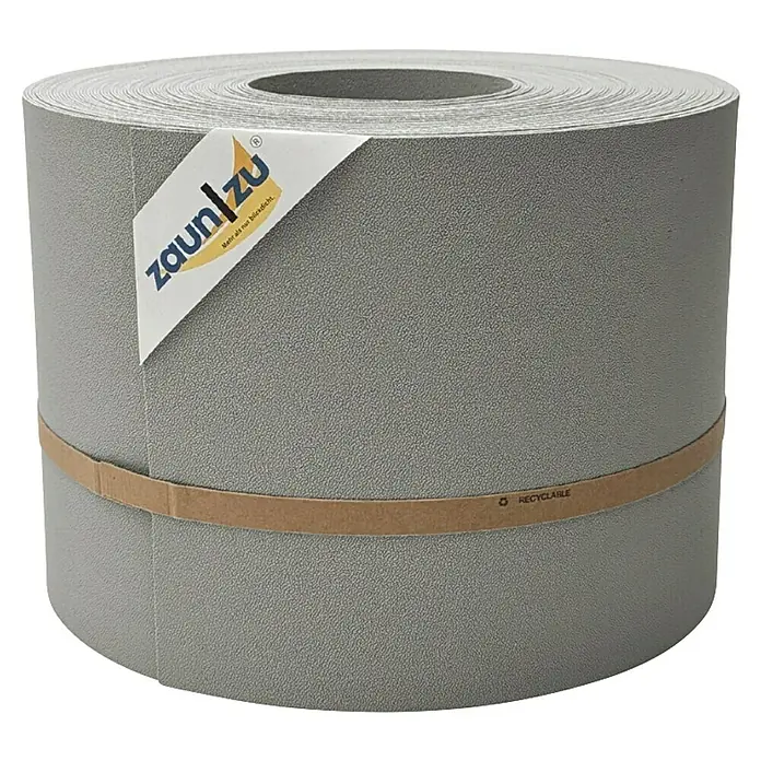 zaun|zu Sichtschutzstreifen Premium 35 m Rolle - 35 m x 19 cm x 0,1 cm, Steingrau - Eine Rolle Zaunfolie von Zaun|zu, grau und mit einem Papierband umwickelt, das als "recycelbar" gekennzeichnet ist.