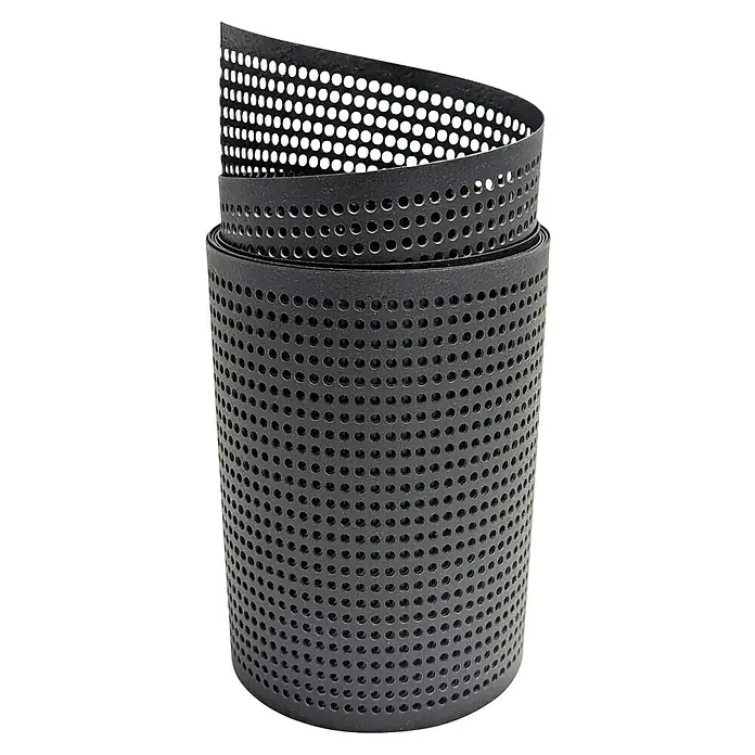 zaun|zu Sichtschutzstreifen Polyal Eco Gelocht 30 % - 2,55 m x 19 cm x 0,1 cm, Schwarz - Nahaufnahme eines perforierten, zylinderförmigen, schwarzen Metallfilters, ideal für industrielle Anwendungen und Filtration.