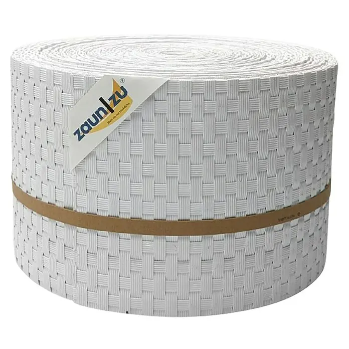 zaun|zu Sichtschutzstreifen Rattan PE - 26 m x 19 cm x 0,2 cm, Weiß - Eine Rolle Zaunfolie von Zaunizu in Weiß mit einem geflochtenen Muster, die durch ein braunes Band zusammengehalten wird. Ideal für Sichtschutz.