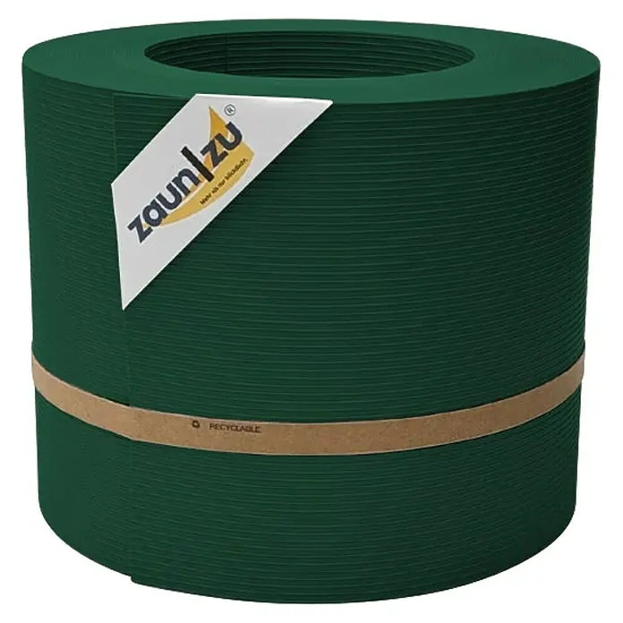 zaun|zu Sichtschutzstreifen Rille PP DSM - 26 m x 19 cm x 0,1 cm, Grün - Produktansicht: Eine Rolle grüner Zaunfolie, gebündelt mit einem Papierband, das "Recyclebar" kennzeichnet, und einem Zaun|zu-Logo-Etikett.