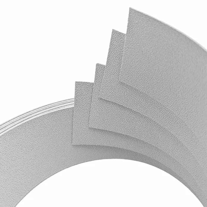 zaun|zu Sichtschutzstreifen Premium 1/4 Set - 2,55 m x 4,7 cm x 0,1 cm, Lichtgrau - Nahaufnahme von strukturierten, gebogenen weißen Kunststoffplatten, die übereinander liegen.