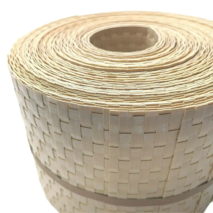 zaun|zu Sichtschutzstreifen Rattan 10 x Einzelstreifen - 25,5 m x 19 cm x 0,2 cm, Beige - Nahaufnahme einer Rolle gewebten Bambusfurniers. Ideal für Bastelarbeiten oder Heimwerkerprojekte, natürliche Textur.