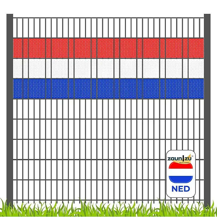 zaun|zu Sichtschutzstreifen Niederlande (Holland) - 2,55 m x 19 cm x 0,1 cm, Rot/Weiß/Blau, Volle Streifenbreite Gelocht - Ein Zaun mit einer Dekoration in den Farben der niederländischen Flagge und einem Logo von Zaun zu.