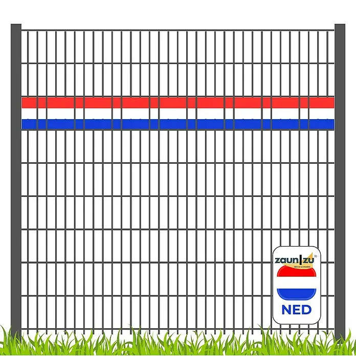 zaun|zu Sichtschutzstreifen Niederlande (Holland) - 2,55 m x 19 cm x 0,1 cm, Rot/Weiß/Blau, Schmal - Zaunansicht mit rot-weiß-blauen Akzenten und Zaun Zu-Logo, das ein robustes und ästhetisches Design zeigt.