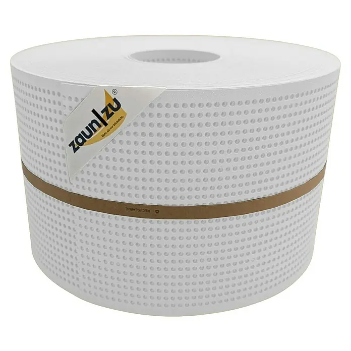 zaun|zu Sichtschutzstreifen Premium Gelocht - 50 m x 19 cm x 0,1 cm, Weiß transluzent - Nahaufnahme einer Rolle blickdichter Zaunfolie von Zaun zu, mit Löchern versehen und mit einem Recycling-Band umwickelt.