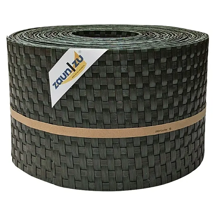 zaun|zu Sichtschutzstreifen Rattan 10 x Einzelstreifen - 25,5 m x 19 cm x 0,2 cm, Grün - Nahaufnahme einer Rolle Zaunfolie von Zaun|zu, die ein geflochtenes Muster aufweist und mit einem Papieretikett versehen ist.