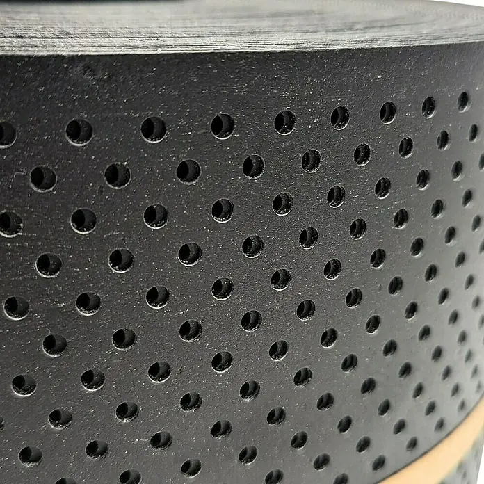 zaun|zu Sichtschutzstreifen Polyal Eco Gelocht - 50 m x 19 cm x 0,1 cm, Schwarz - Nahaufnahme einer Rolle perforierter schwarzer Folie, die sich ideal für verschiedene Anwendungen eignet.\n