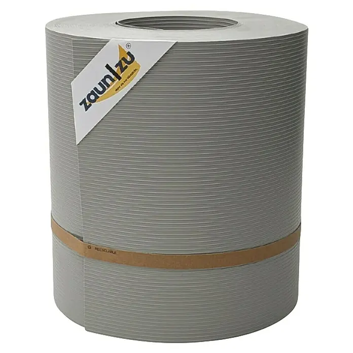 zaun|zu Sichtschutzstreifen Rille Maxi - 26 m x 24 cm x 0,12 cm, Steingrau - Produktbild einer Rolle Zaunfolie von Zaun/zu, grau und mit einer Banderole versehen. Ideal für den Sichtschutz Ihres Gartens.