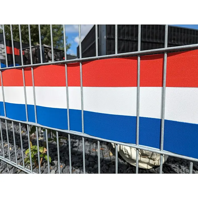 zaun|zu Sichtschutzstreifen Niederlande (Holland) - 2,55 m x 19 cm x 0,1 cm, Rot/Weiß/Blau, Schmal 3 Für 2 - Ein Zaun mit einem rot-weiß-blauen Band verziert, das die niederländische Flagge darstellt. Die Farben sind lebendig und ziehen die Aufmerksamkeit auf sich.