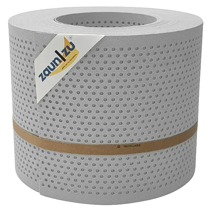 zaun|zu Sichtschutzstreifen Premium Gelocht 20% - 26 m x 19 cm x 0,1 cm, Lichtgrau - Eine Rolle Zaun|Zu Sichtschutzstreifen in Grau, perforiert, mit braunem Band und Logoetikett.