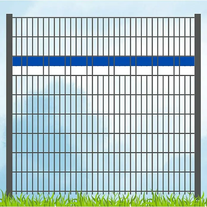 zaun|zu Sichtschutzstreifen PP Fan Verein - 2,55 m x 0,1 cm x 19 cm, Blau/Weiß, Schmal - Das Bild zeigt einen Doppelstabmattenzaun mit blau-weißen Sichtschutzstreifen, der Privatsphäre und Sicherheit bietet. Ideal für Gärten und Grundstücke.